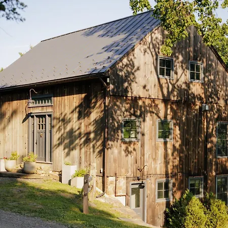Stunning All-Season Renovated Barn Escape!